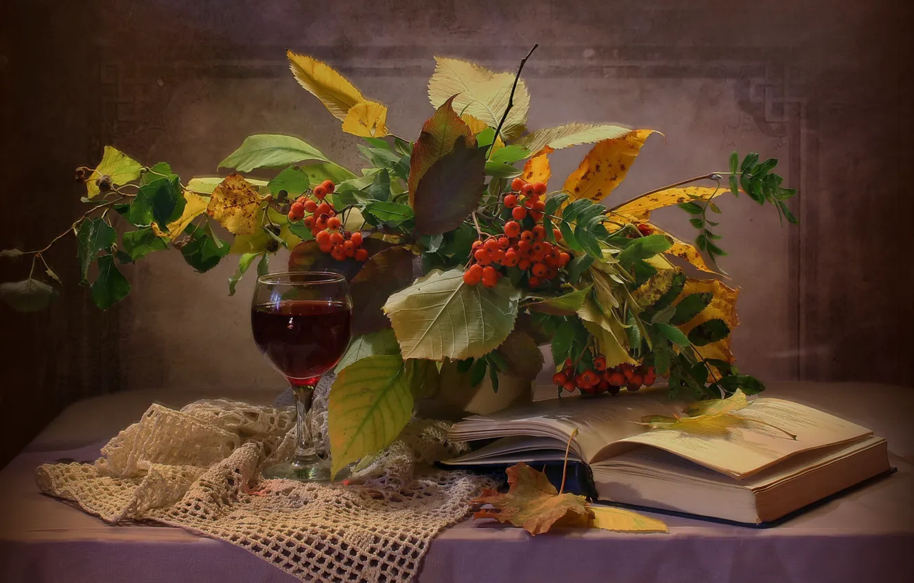 Фото обои листья, ветки, ягоды, бокал, книга, напиток, натюрморт, столик