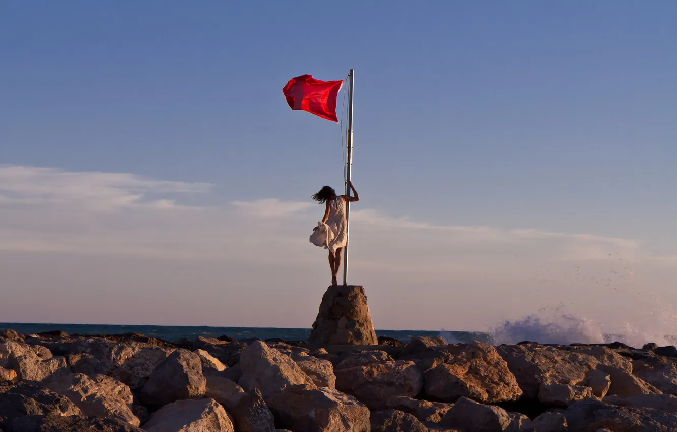 Фото обои море, девушка, флаг