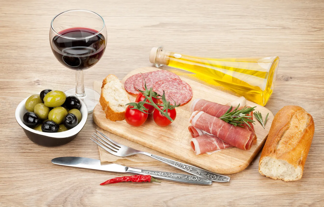 Фото обои вино, бокал, масло, хлеб, доска, помидоры, оливки, колбаса