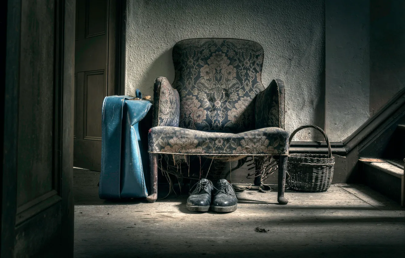 Фото обои корзина, кресло, ботинки, чемодан