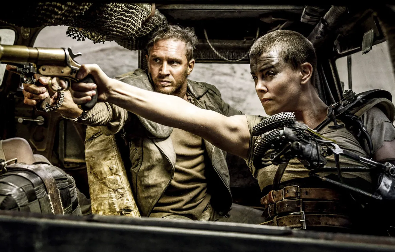 Фото обои девушка, оружие, актёр, киборг, Том Харди, Tom Hardy, Mad Max: Fury Road