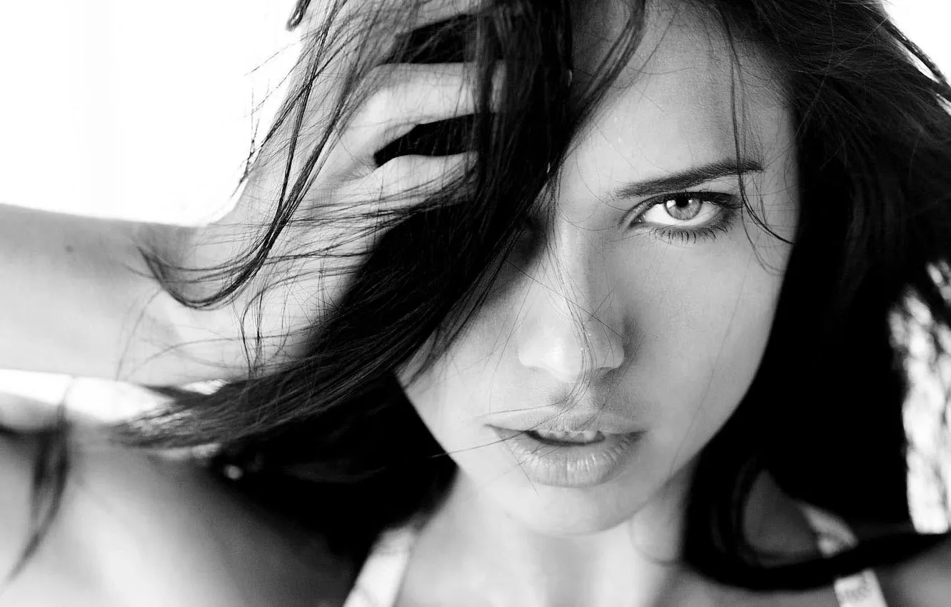 Фото обои Адриана Лима, Adriana Lima, smile, model, look, black&amp;white
