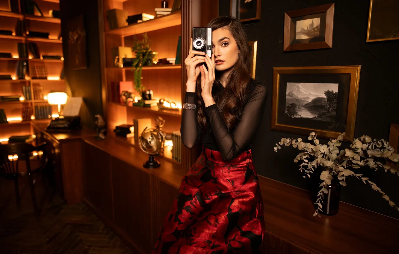 Фото обои девушка, милая, модель, брюнетка, Фотоаппарат, Обои, Туфли, Каблуки