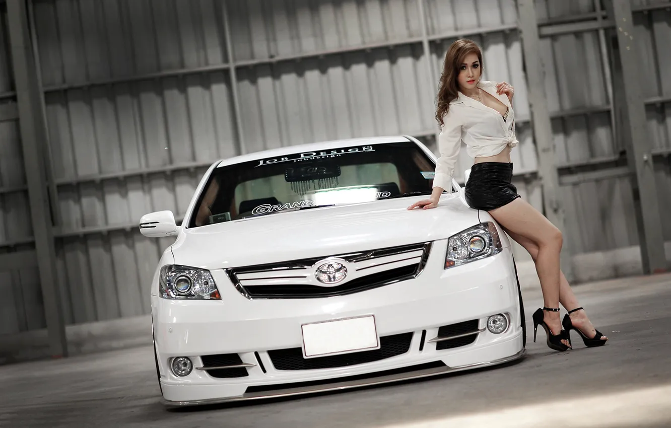 Фото обои взгляд, девушка, Девушки, Toyota, белый авто