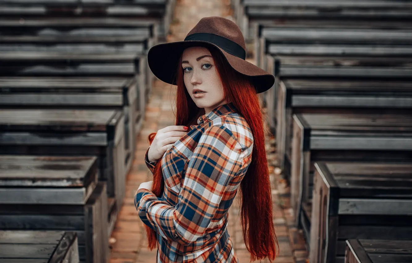 Фото обои взгляд, шляпа, веснушки, рыжая, рыжеволосая, длинные волосы, Hakan Erenler, Виктория Белова