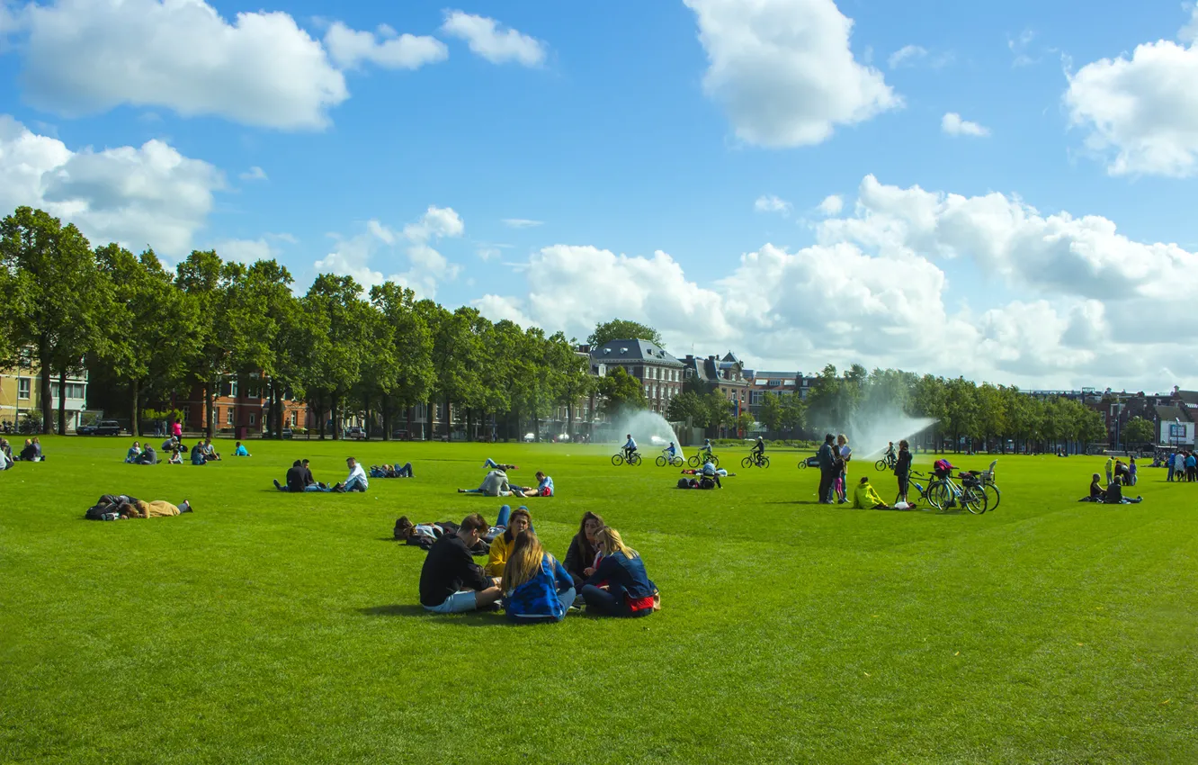 Фото обои небо, трава, облака, велосипед, город, люди, газон, Амстердам