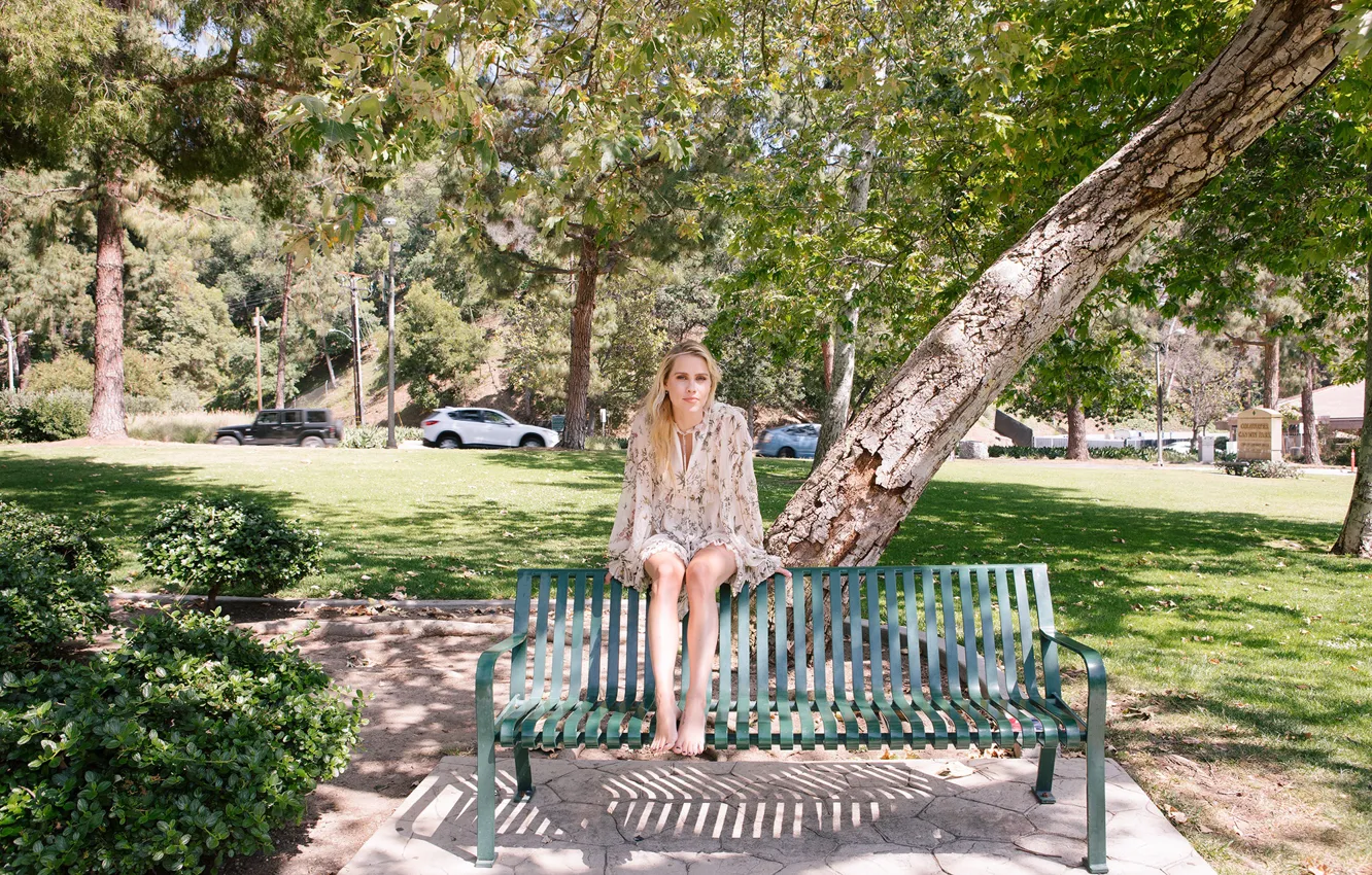 Фото обои скамейка, парк, актриса, блондинка, сидит, Claire Holt