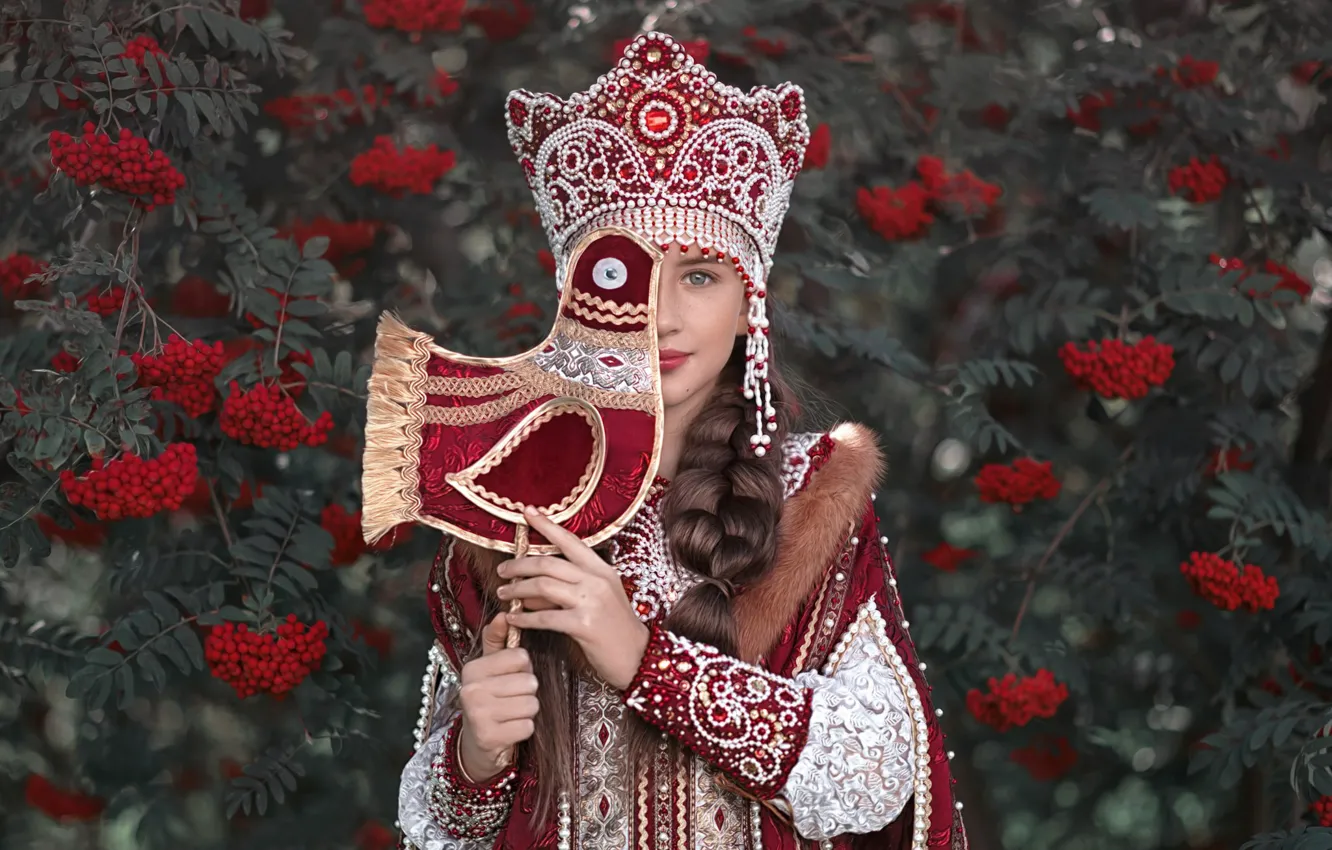 Фото обои осень, взгляд, украшения, ветки, поза, стиль, ягоды, птица