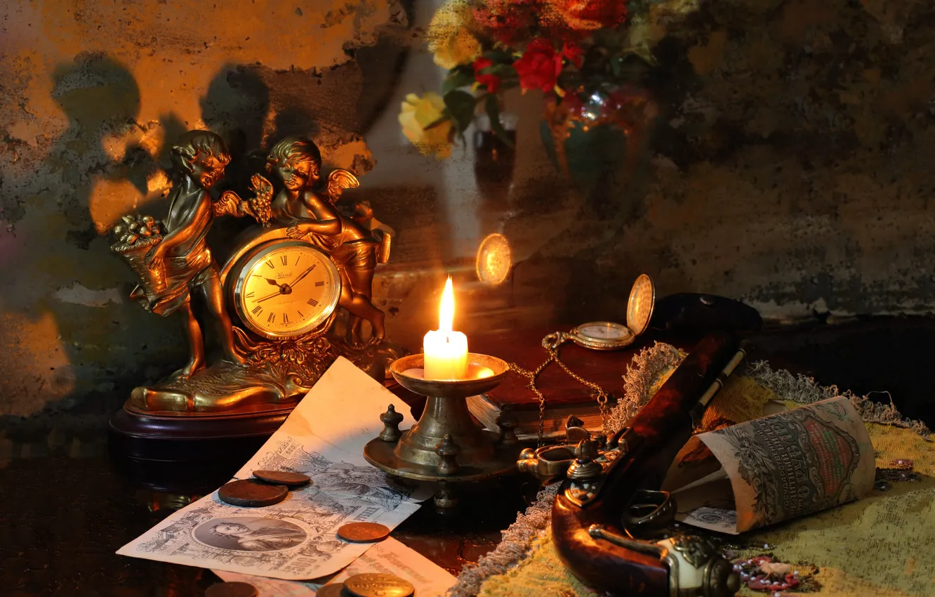Фото обои пистолет, часы, деньги, свечи, монеты, Still life with handgun and money