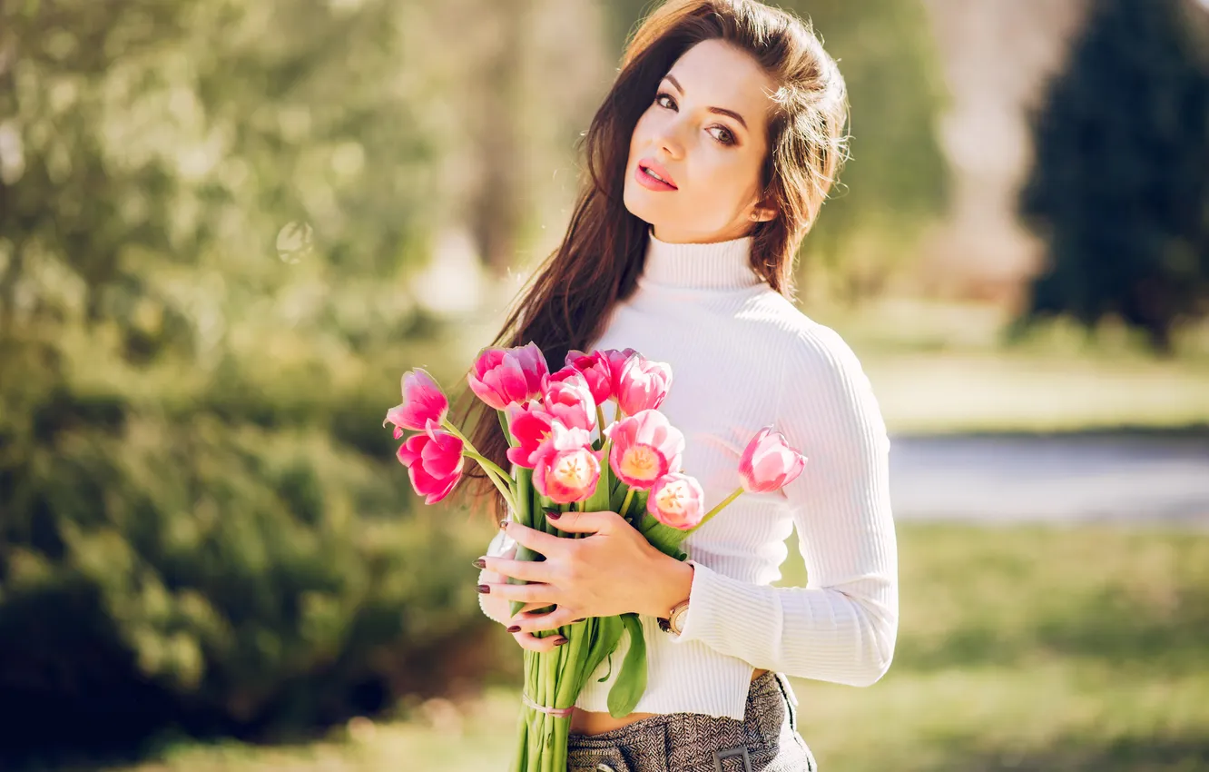 Фото обои girl, flowers, beautiful, model, bouquet, cute, long-haired