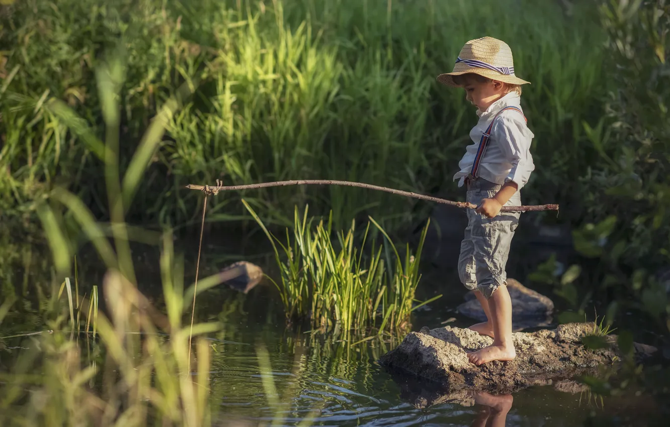 Фото обои трава, природа, камень, рыбак, мальчик, ребёнок, водоём, удочка