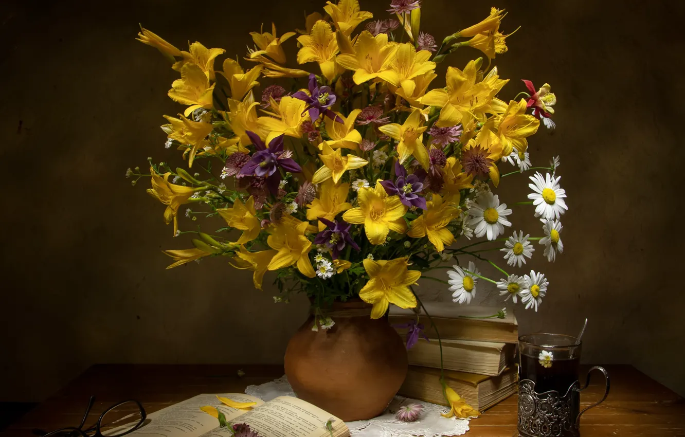 Фото обои цветы, чай, лилии, книги, ромашки, букет, очки, книга