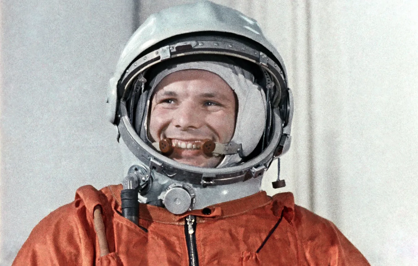 Фото обои улыбка, космонавт, скафандр, герой, легенда, лётчик, Юрий Гагарин