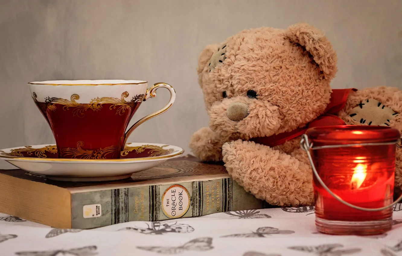 Фото обои игрушка, свеча, медведь, кружка, чашка, книга, блюдце, плюшевый мишка