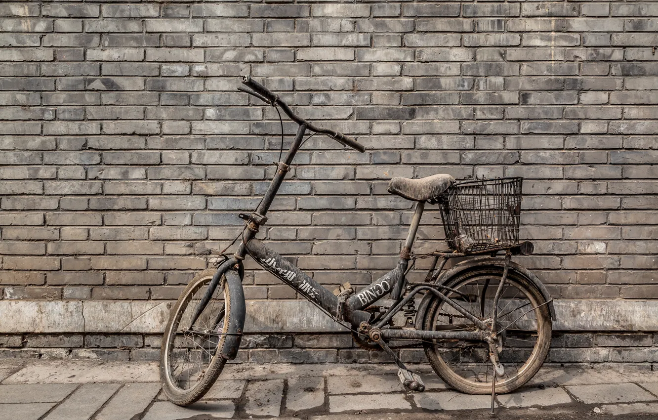 Фото обои велосипед, стена, грязь, кирпичи