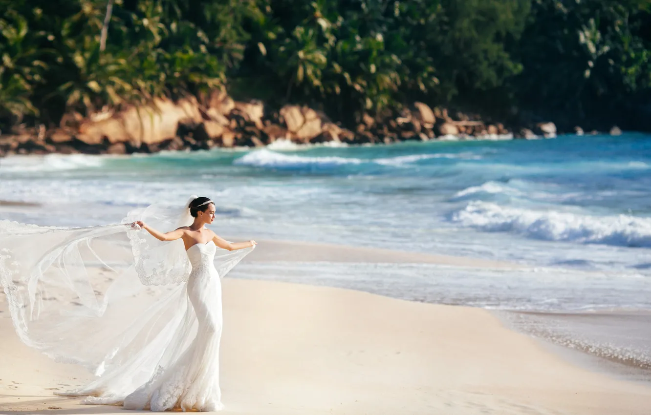 Фото обои песок, море, пляж, девушка, берег, фигура, платье, брюнетка