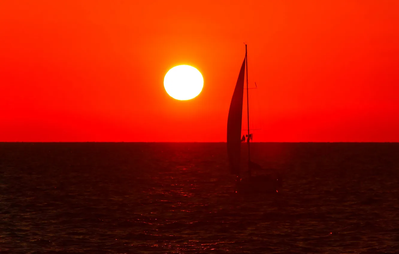 Фото обои море, небо, солнце, закат, лодка, яхта, парус