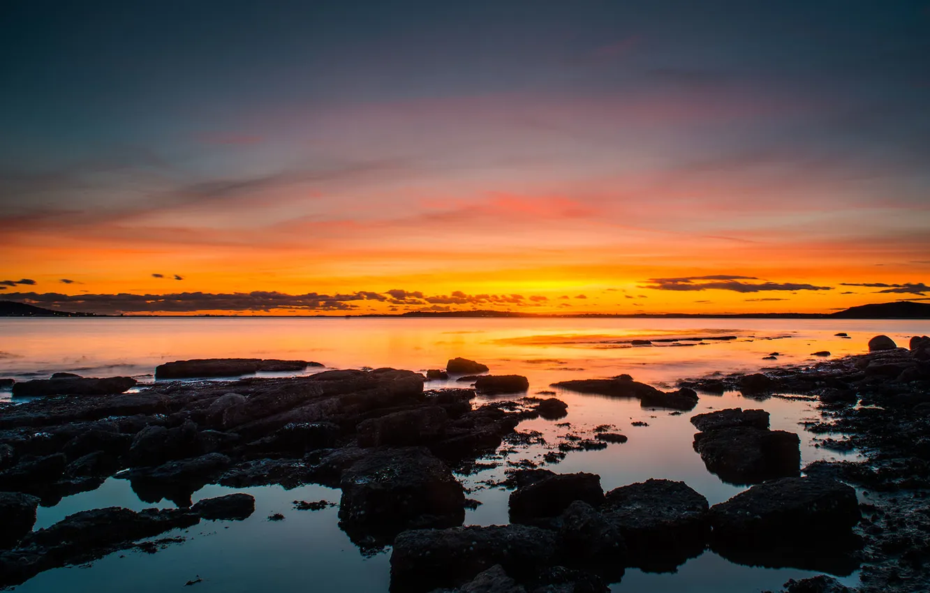 Фото обои море, закат, отражение, камень, горизонт, оранжевое небо