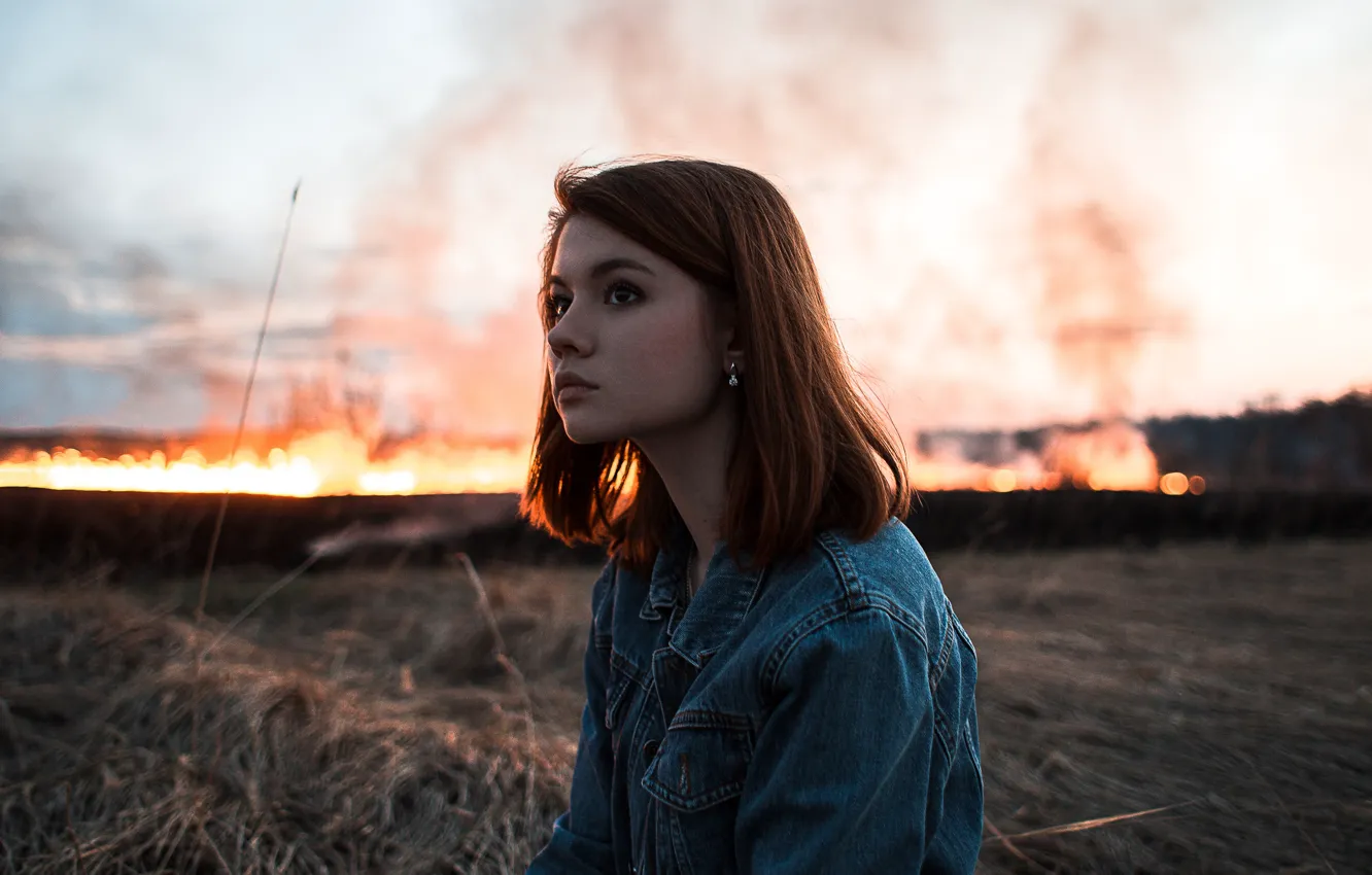 Фото обои поле, трава, огонь, пламя, модель, дым, портрет, вечер
