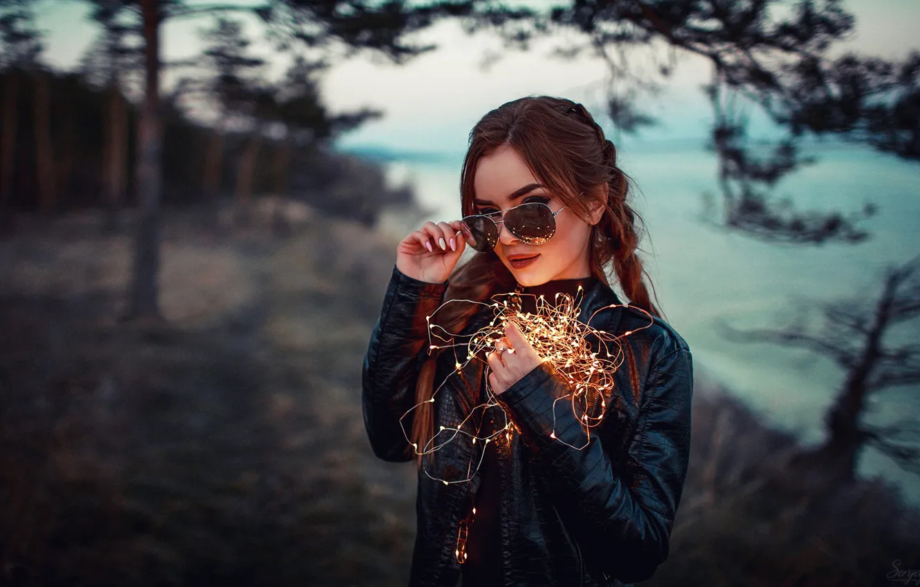 Фото обои осень, девушка, природа, фото, очки, куртка, гирлянда, боке