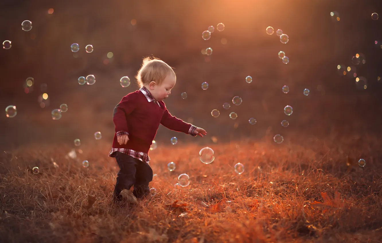 Фото обои мальчик, мыльные пузыри, краски осени, боке