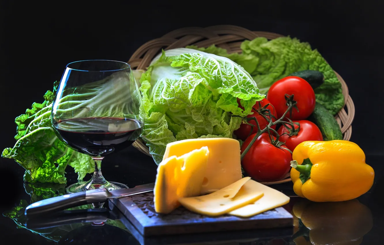 Фото обои вино, бокал, сыр, огурец, перец, овощи, помидоры, салат