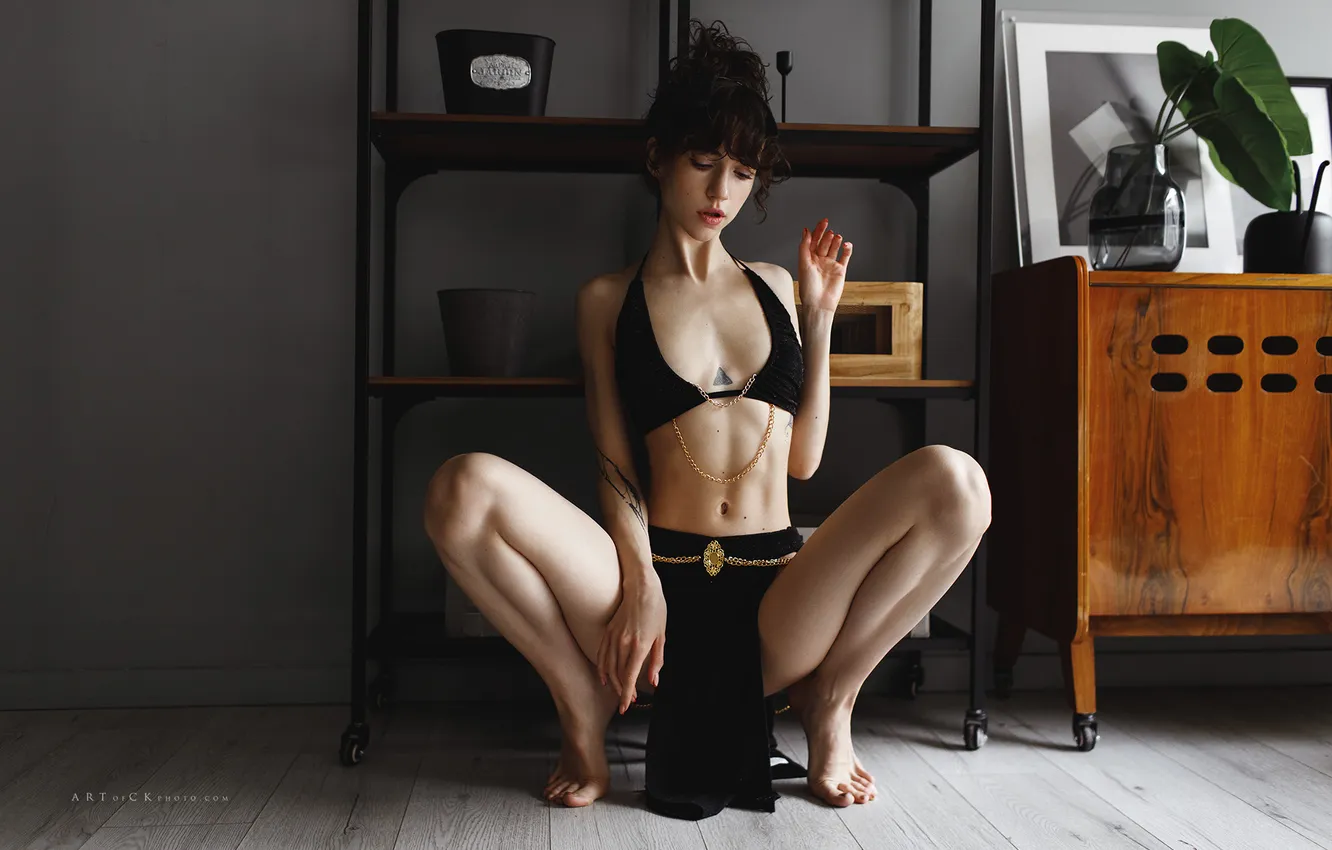 Фото обои девушка, поза, руки, брюнетка, тату, ножки, Степан Квардаков, Olya Aster