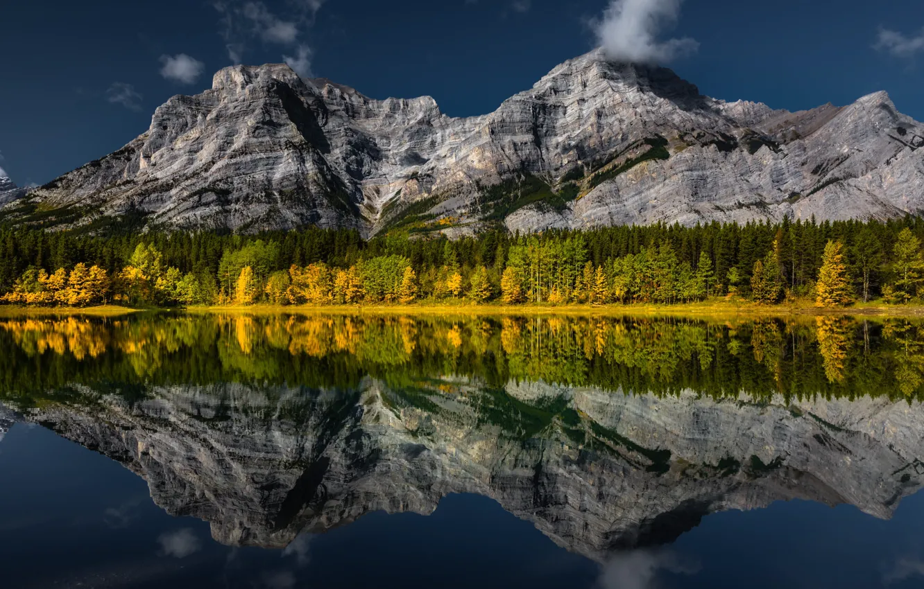 Фото обои осень, лес, горы, озеро, отражение, синева, скалы, склоны