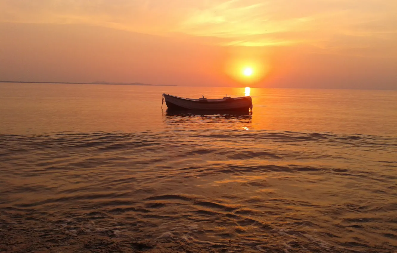 Фото обои море, солнце, лодка, мгла