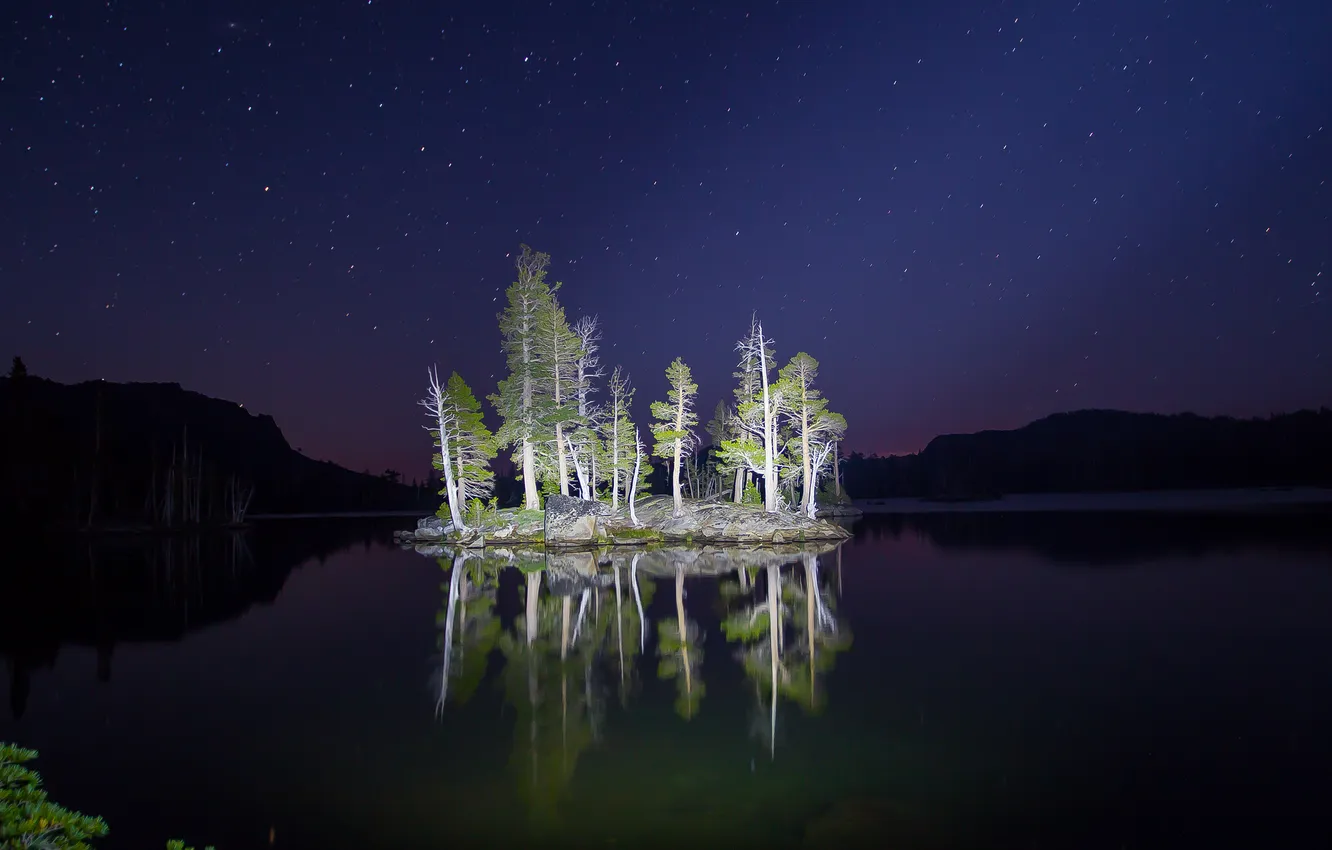 Фото обои небо, звезды, свет, деревья, ночь, озеро, остров