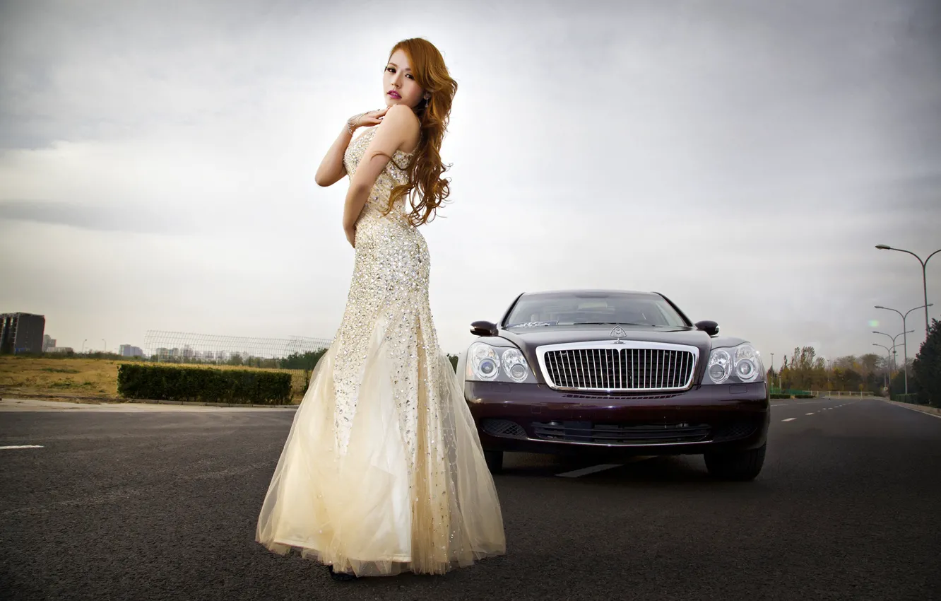 Фото обои авто, взгляд, Девушки, азиатка, красивая девушка, Mercedes-Maybach, на фоне машины