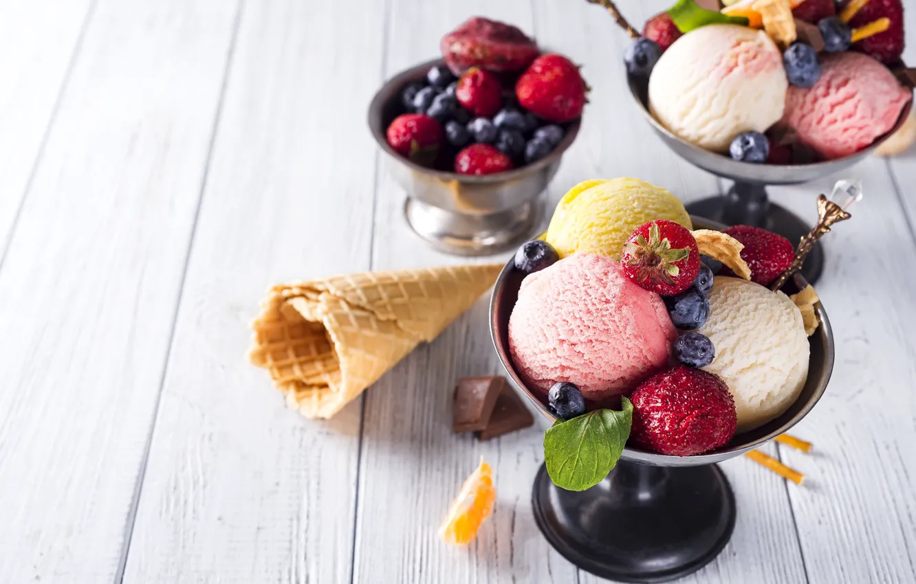 Фото обои ягоды, клубника, мороженое, рожок, голубика