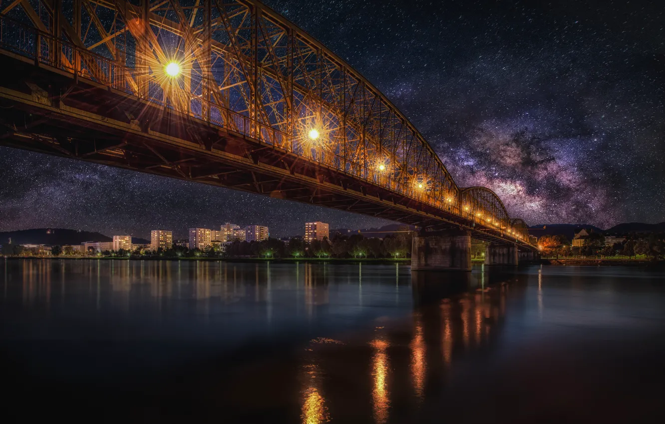 Фото обои небо, звезды, мост, огни, река, дома