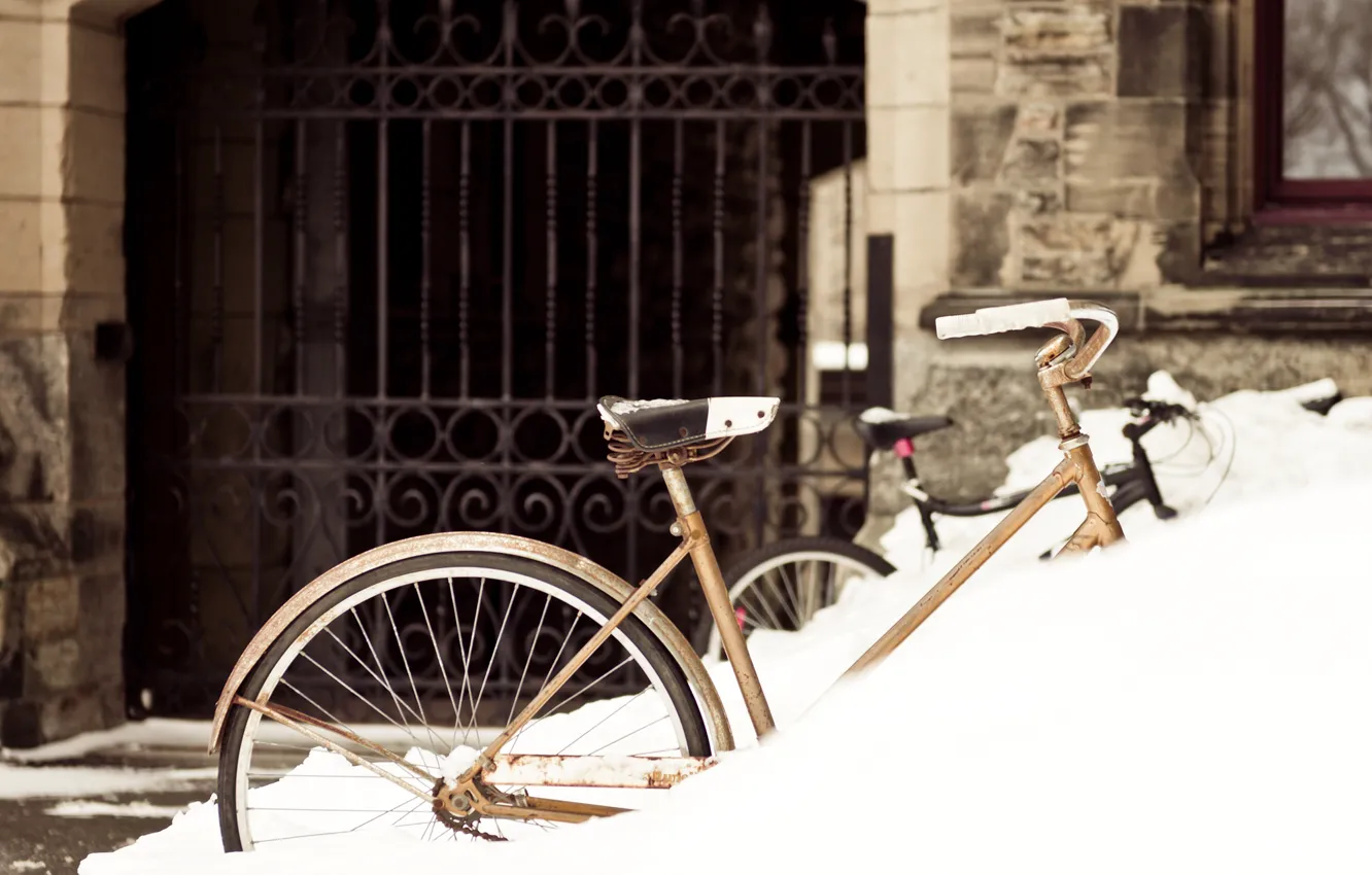 Фото обои зима, снег, велосипед, город, здание, ворота