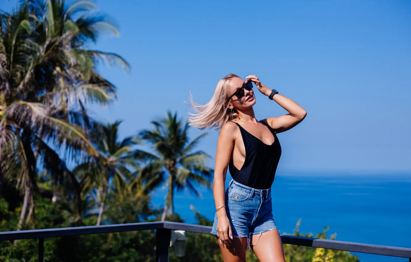 Фото обои girl, shorts, young, model, pretty, blonde, posing, sunglasses
