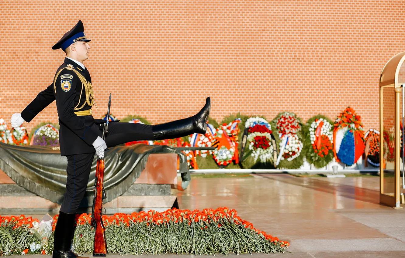 Фото обои цветы, солдат, Москва, Россия, День Победы, караул, Кремлевская стена, Могила неизвестного солдата