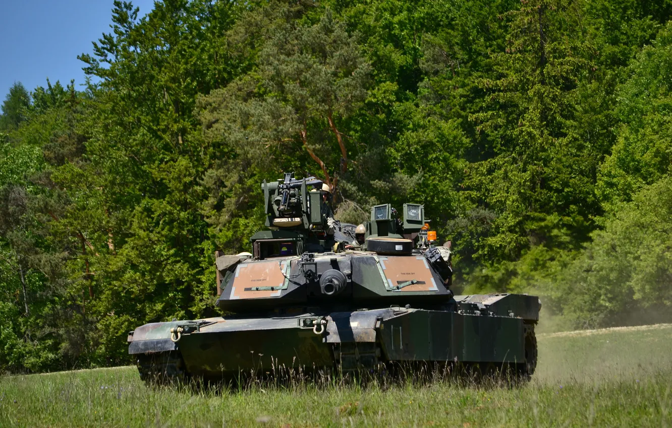 Фото обои поле, лес, танк, бронетехника, Abrams, Абрамс, M1A2