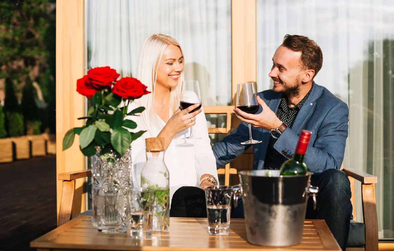 Фото обои девушка, радость, цветы, настроение, вино, бутылка, розы, бокалы