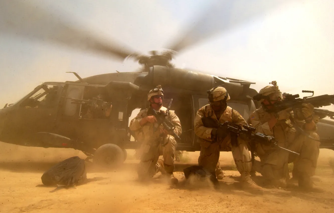 Фото обои пустыня, солдаты, вертолёт, высадка, black hawk