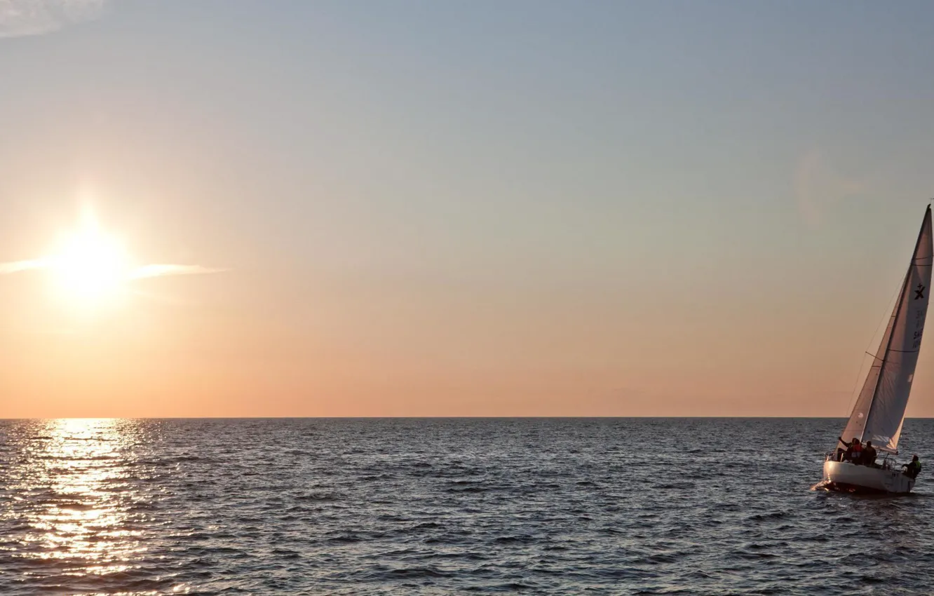 Фото обои море, солнце, отражение, лодка, утро, парус, Sailing in Sweden
