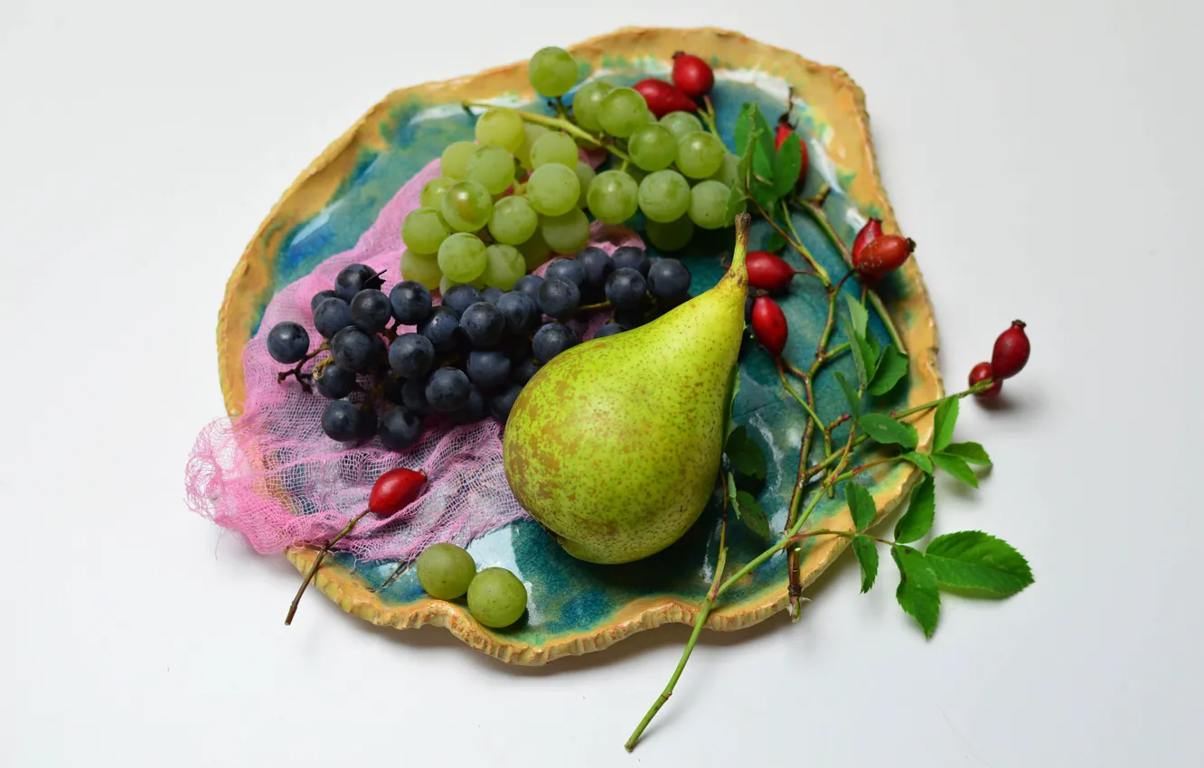 Фото обои тарелка, шиповник, груша, фрукты
