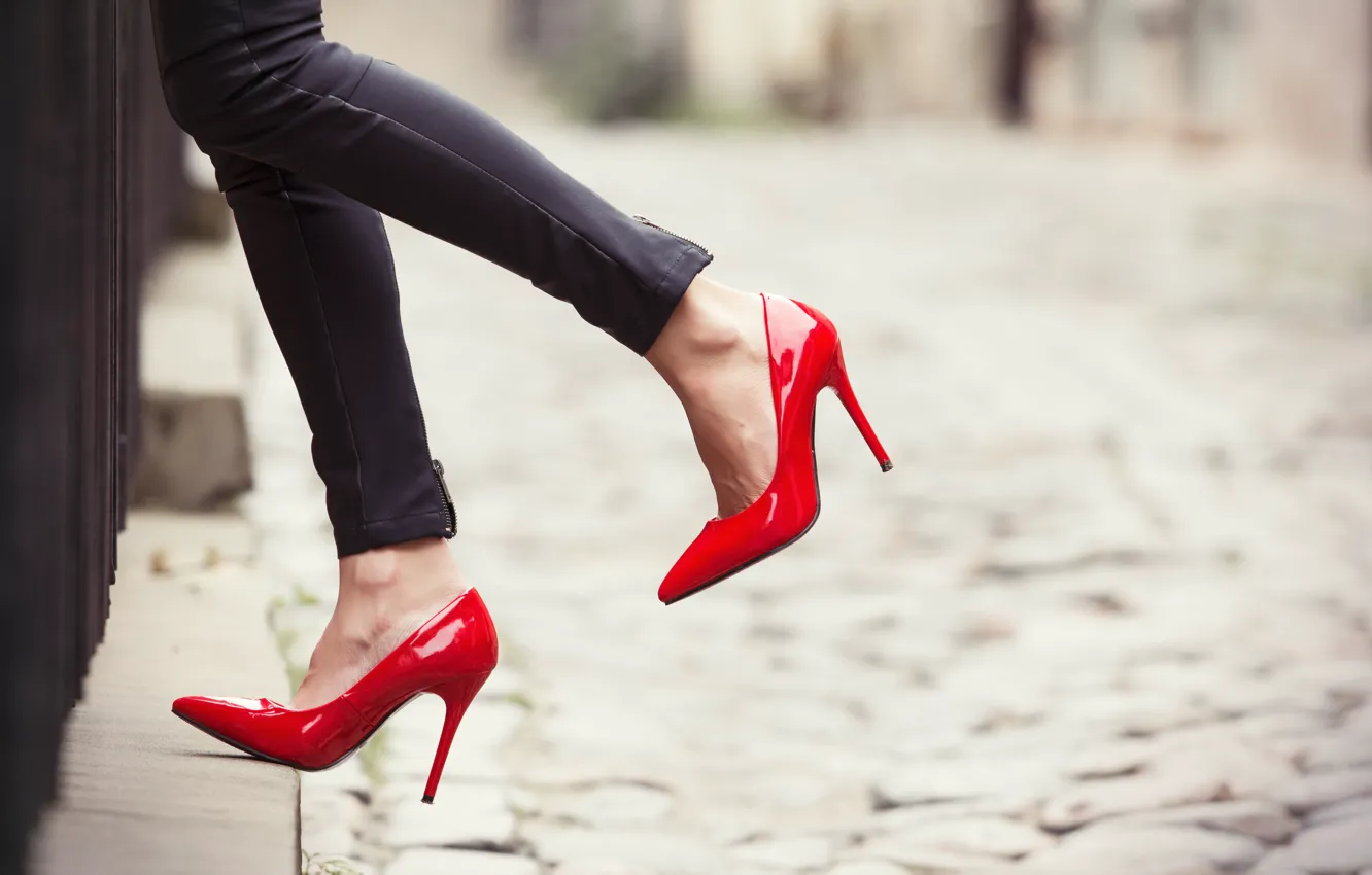 Фото обои red, woman, jeans, heels