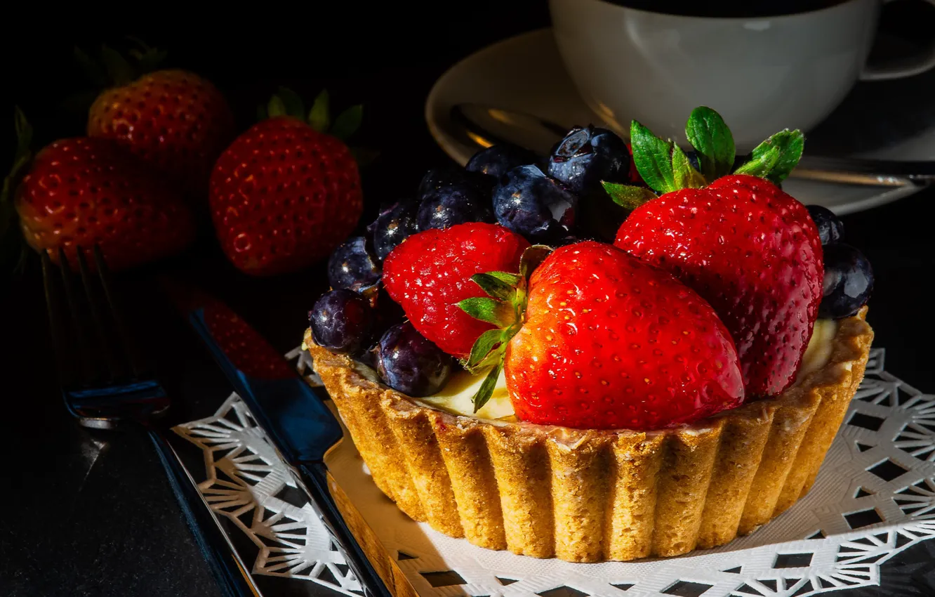 Фото обои ягоды, темный фон, стол, еда, черника, клубника, пирог, нож
