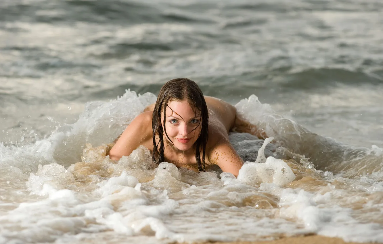 Фото обои песок, море, взгляд, девушка, улыбка, мокрая, прибой, шатенка