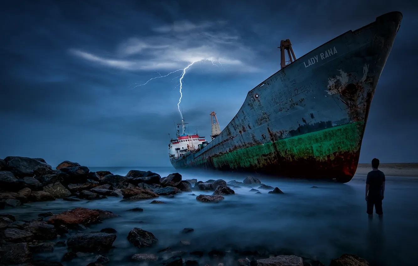 Фото обои море, камни, молния, человек, корабль, мель