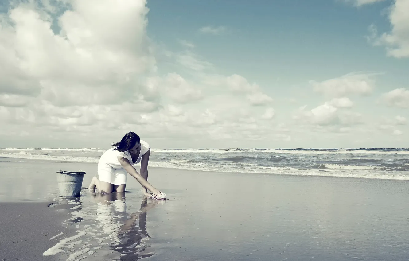 Фото обои пляж, девушка, берег, ведро, тряпка, мытьё