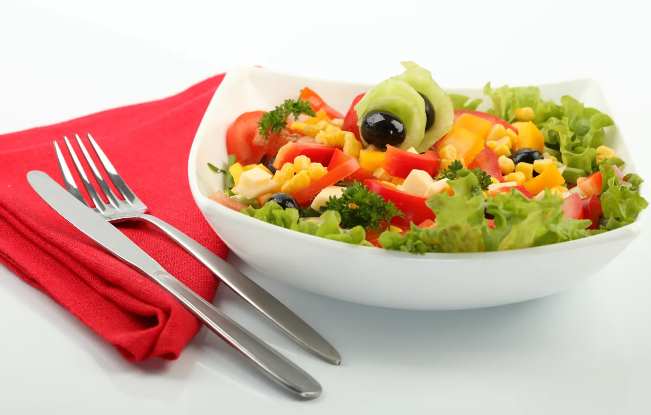 Фото обои зелень, кукуруза, сыр, тарелка, нож, вилка, помидоры, салфетка