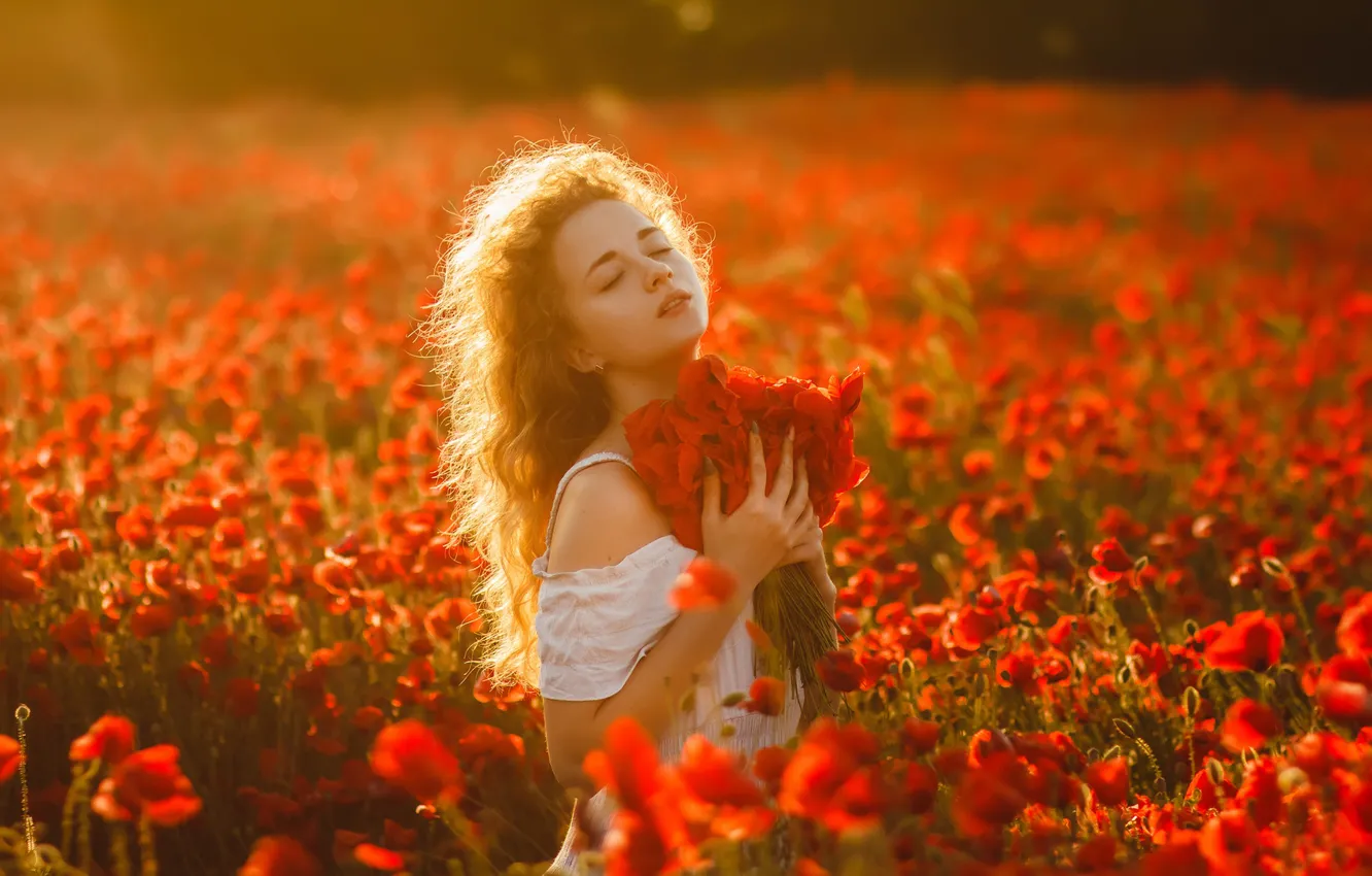Фото обои поле, девушка, цветы, настроение, маки, букет, рыжая, рыжеволосая
