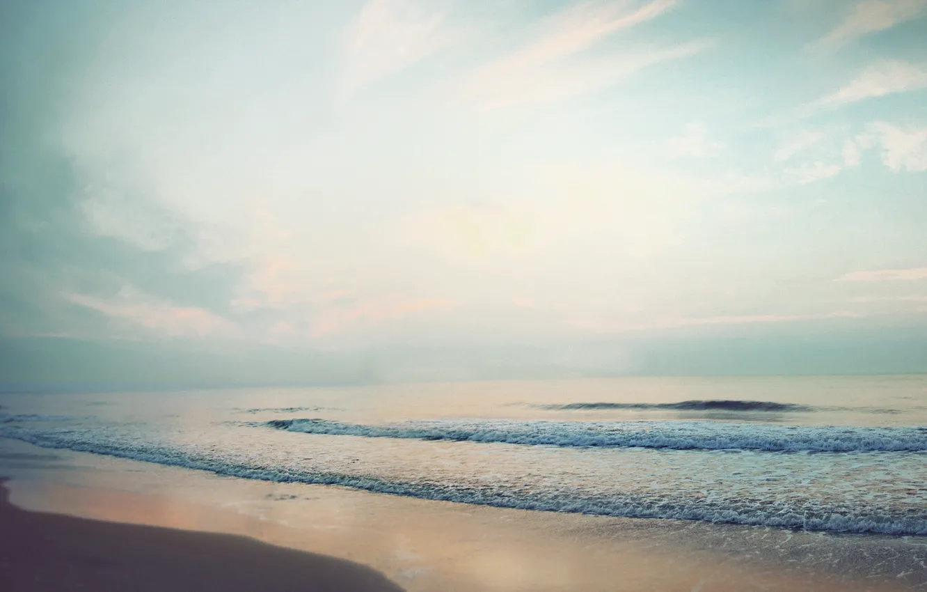 Фото обои песок, море, волны, пляж, лето, небо, пена, облака