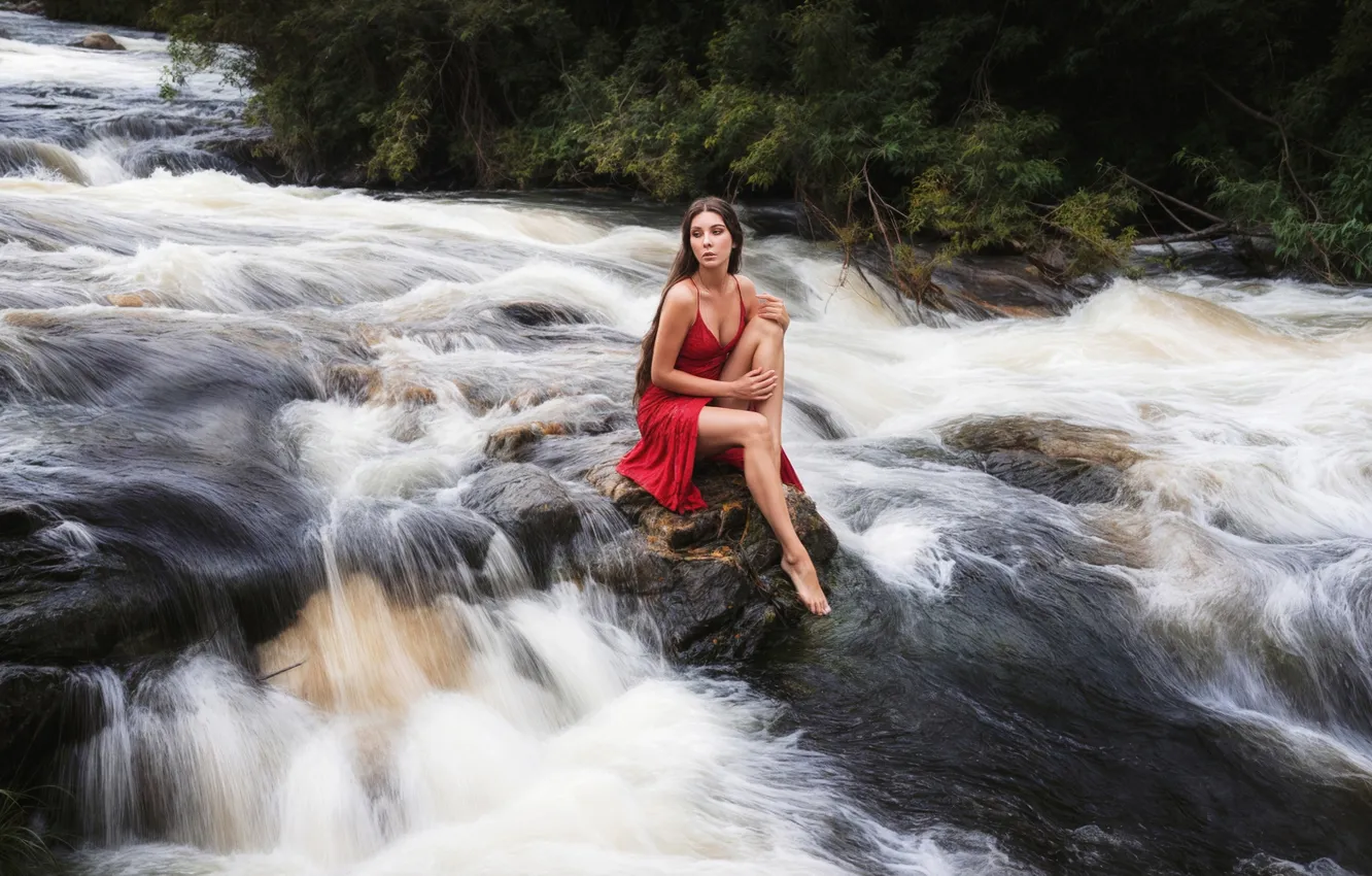 Фото обои девушка, river, nature, water, model, brunette, red dress, women outdoors